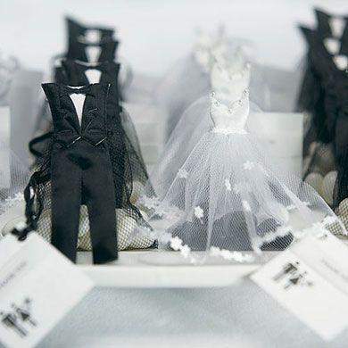 Saquinhos com doce noiva e noivo Foto: Reprodução / <a href="https://weddingshop.theknot.com/product/bride-and-groom-candy-favor-bags" target="_blank">Wedding Shop</a>