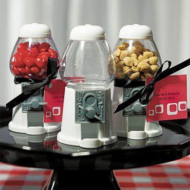 Mini máquina de docinhos Foto: Reprodução / <a href=" https://weddingshop.theknot.com/product/empty-classic-white-gumball-machine" target="_blank">Wedding Shop</a>