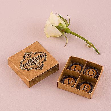 Caixa com imãs formando a palavra love Foto: Reprodução / <a href="https://weddingshop.theknot.com/product/love-vintage-typewriter-key-magnets-with-gift-packaging" target="_blank">Wedding Shop</a>