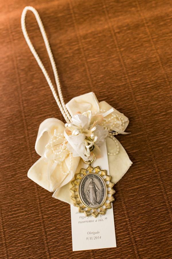 Lembrancinha com pingente religioso Foto: Reprodução / <a href="http://casandoembh.com.br/bem-casados-forminhas-bh/" target="_blank">Casando em BH</a>