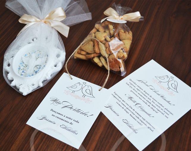 Kit com torradinhas, mini divino e placa em formato de coração Foto: Reprodução / <a href="http://faitlamain.com/2015/06/30/muito-amor-em-tiradentes/" target="_blank">Fait à La Main</a>