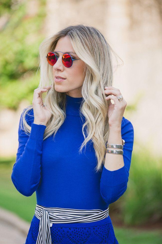 Foto: Reprodução / <a href="http://www.glam4you.com/look-dia-gola-alta-midi-azul/" target="_blank">Glam4You</a>
