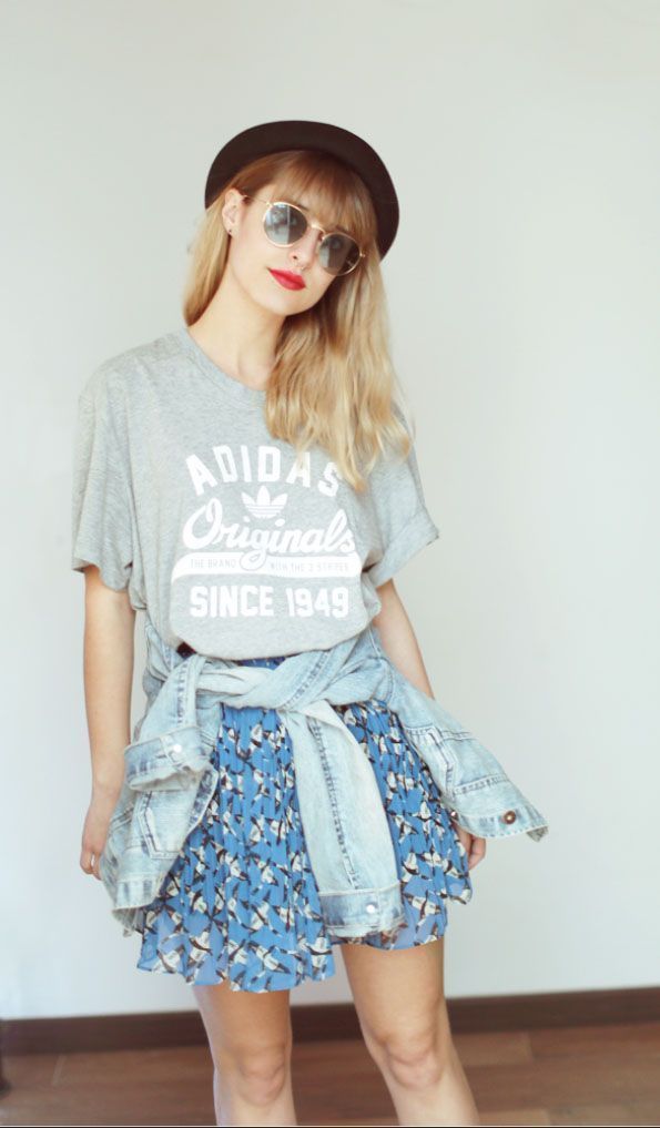 Foto: Reprodução / <a href="http://www.tudoorna.com/2013/10/15/camiseta-saia-plissada-e-sapato/" target="_blank">Tudo Orna</a>