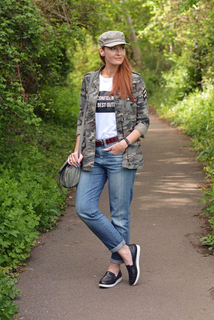 Foto: Reprodução / <a href="http://www.notdressedaslamb.com/2015/05/how-to-style-camo-jacket-with-boyfriend-jeans-slogan-t-shirt.html" target="_blank">Not Dressed As Lamb</a>