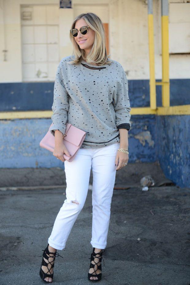 Foto: Reprodução / <a href="http://cupcakesandcashmere.com/fashion/ripped-sweatshirt-white-jeans" target="_blank">Cupcakes and Cashmere</a>