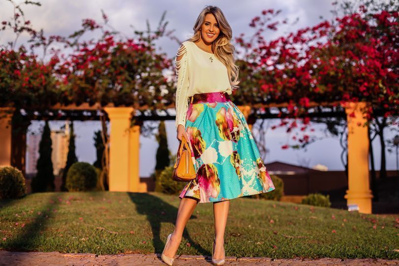 Foto: Reprodução / <a href="http://www.marinacasemiro.com.br/2014/10/look-do-dia-saia-midi-estampa-colorida-mini-bag/" target="_blank">Marina Casemiro</a>