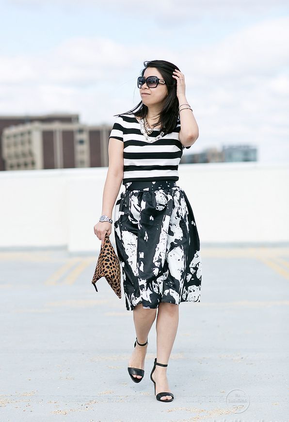 Foto: Reprodução / <a href="http://labellemel.com/2015/03/mixed-prints-black-white-striped-top-abstract-print-skirt/" target="_blank">La Belle Mel</a>