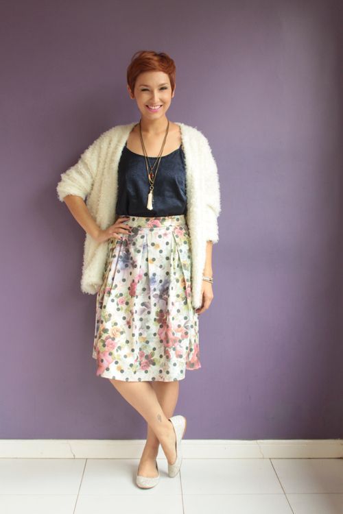 Foto: Reprodução / <a href="http://www.derepentetamy.com/2014/05/06/look-dia-saia-midi-e-casaco-fofinho/" target="_blank">De Repente Tamy</a>