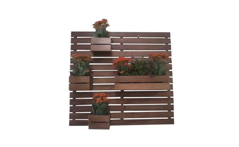 Jardim vertical 1 floreira, 3 cachepôs por R$124,90 na <a href="http://www.myshopbrasil.com.br/jardim-vertical-1-floreira-em-madeira-macica-de-lei-rustica" target="blank_">My Shop Brasil</a>