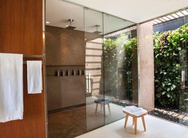 Foto: Reprodução / <a href="http://assimeugosto.com/decoracao-de-ambientes/banheiros-com-chuveiro-de-teto/" target="blank_">Assim eu gosto</a>