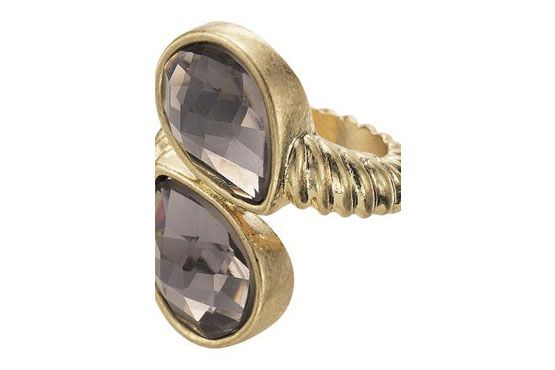 <p>Anel grande com pedras - Accessorize por R$42.</p>