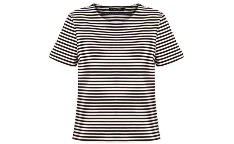 T-shirt listrada por R$158 na <a href="http://www.capitollium.com.br/produto/CAPITOLLIUM-BLUSA-QUADRADA-LISTRADA-M-C-DEC-REDONDO-PeB-151039?atributo=158:P&B" target="blank_">Capitollium</a>