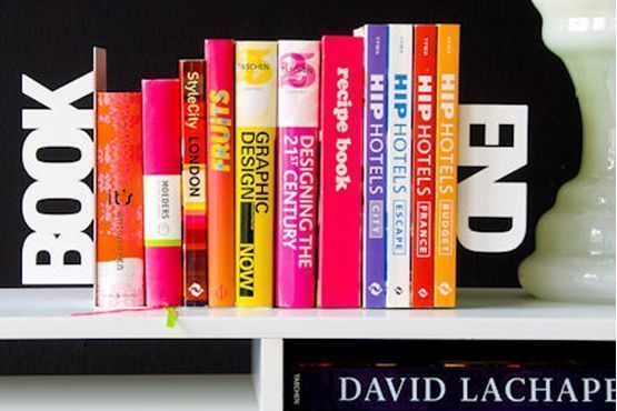 Para manter os livros organizados e complementar a decoração