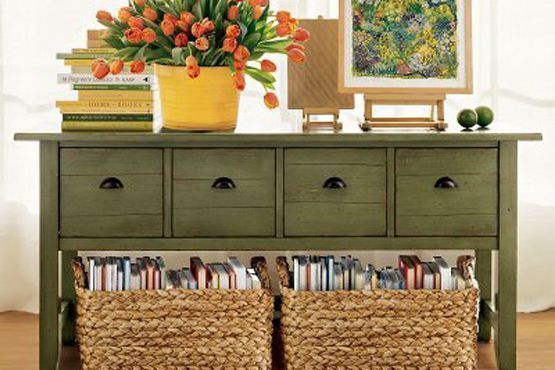 Combinação de livros e caixas organizadoras na decoração