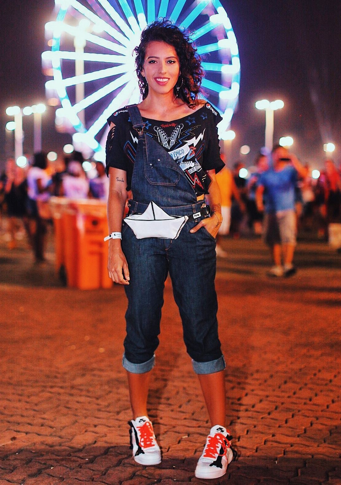 Foto: Reprodução / <a href="http://modices.com.br/looks/carla-lemos/meus-looks-no-rock-in-rio-carla-lemos/" target="_blank">Modices</a>