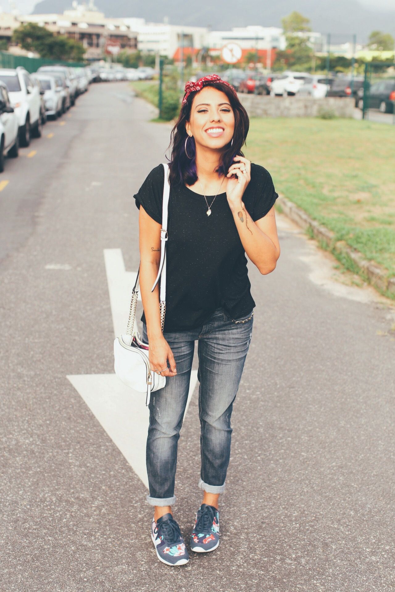 Foto: Reprodução / <a href="http://modices.com.br/moda/look-do-dia-tenis-jeans-e-camiseta/" target="_blank">Modices</a>