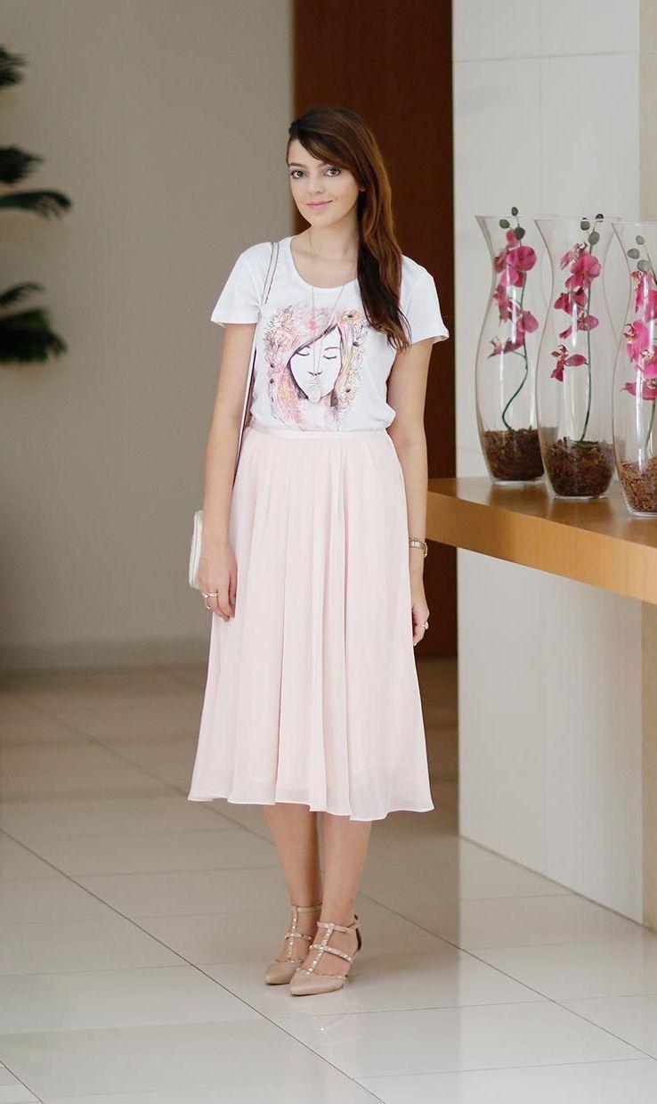 Foto: Reprodução / <a href="http://www.justlia.com.br/2015/02/look-do-dia-camiseta-e-saia-midi/" target="_blank">Just Lia</a>