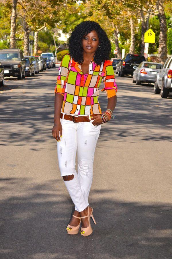 Foto: Reprodução / <a href="http://stylepantry.com/2012/08/21/neon-color-block-shirt-distressed-white-jeans/" target="_blank">Style Pantry</a>