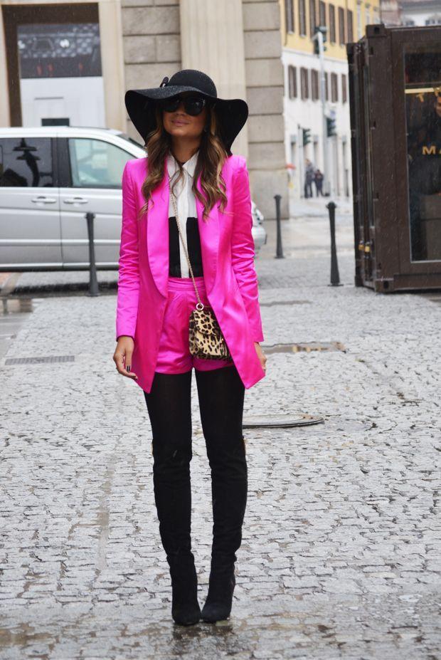 Foto: Reprodução / <a href="http://www.blogdathassia.com.br/br/2013/02/27/mfw-look-eletric-pink/#post" target="_blank">Blog da Thássia</a>