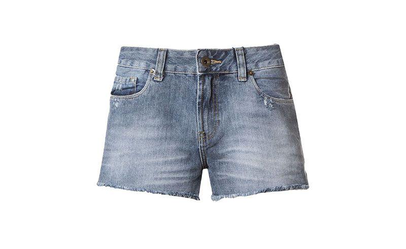 Shorts jeans Canal por R$129,50 na <a href="http://www.farfetch.com/br/shopping/women/canal-shorts-azul-jeans-item-10718826.aspx?storeid=9604&ffref=lp_44_" target="blank_">Farfetch</a>