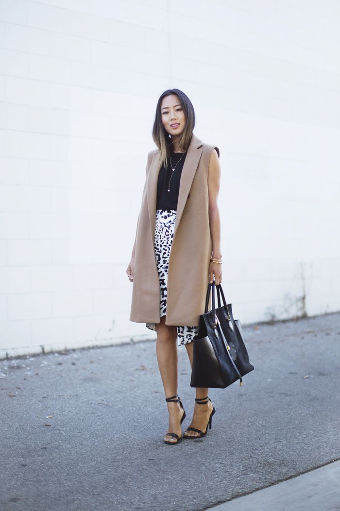 Foto: Reprodução / <a href="http://www.songofstyle.com/2014/11/camel-coat-and-leopard-skirt.html" target="_blank">Song of Style</a>