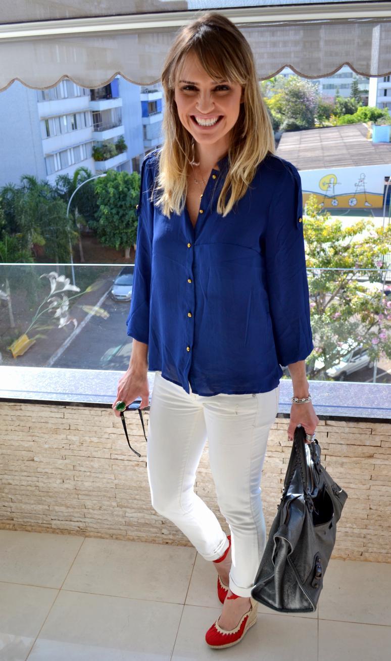 Foto: Reprodução / <a href=" http://comdrama.com.br/2011/look-azul-klein-vermelho/" target="_blank">Com Drama</a>