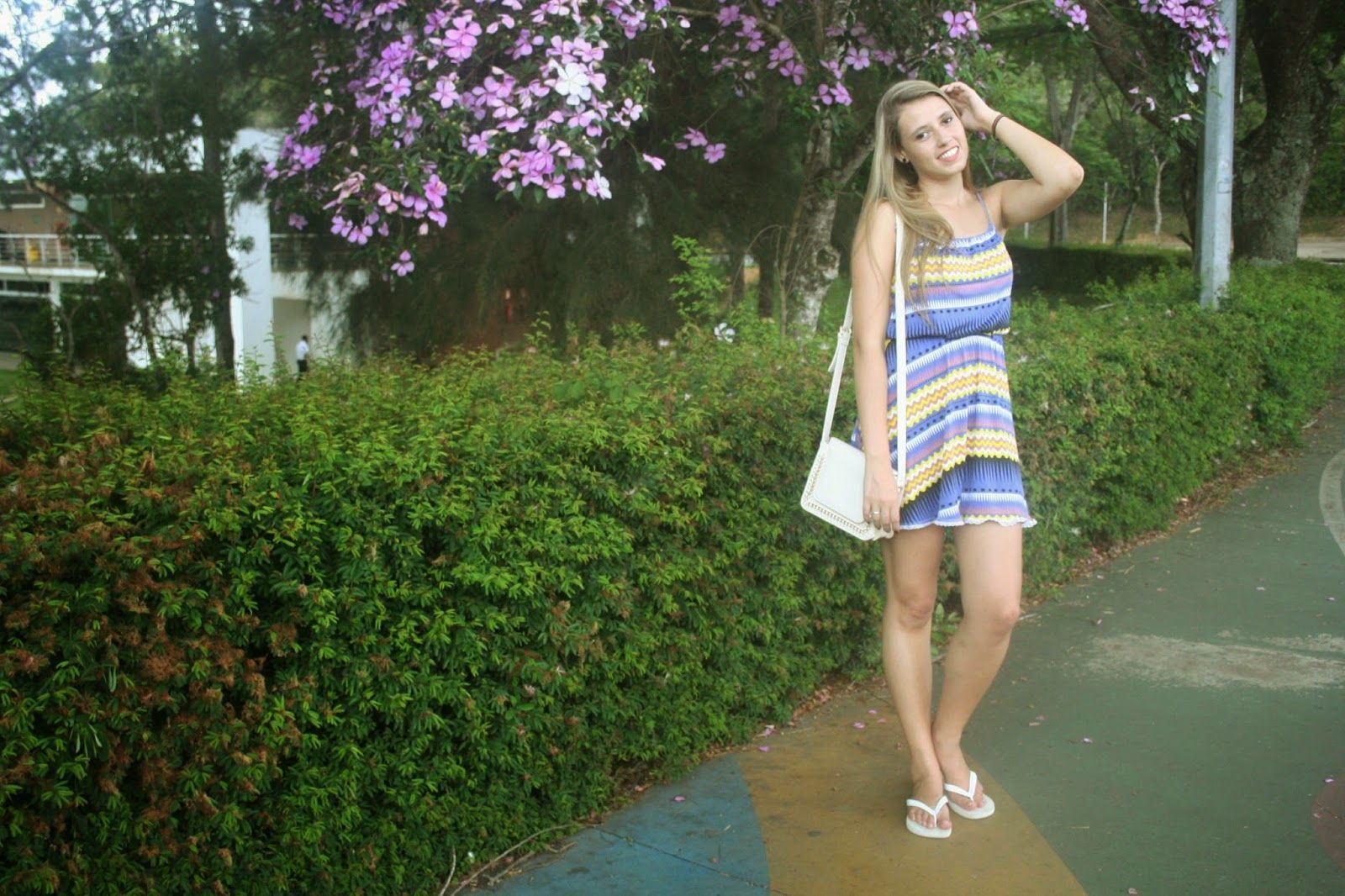 Foto: Reprodução / <a href="http://www.jessicatanini.com/2015/02/look-do-dia-vestido-e-chinelo.html" target="_blank">Blog da Jessica Tanini</a>