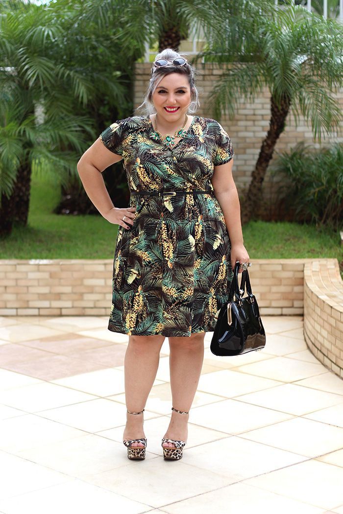 Foto: Reprodução / <a href="http://juromano.com/looks/vestido-plus-size-com-estampa-tropical-quimono" target="_blank">Ju Romano</a>