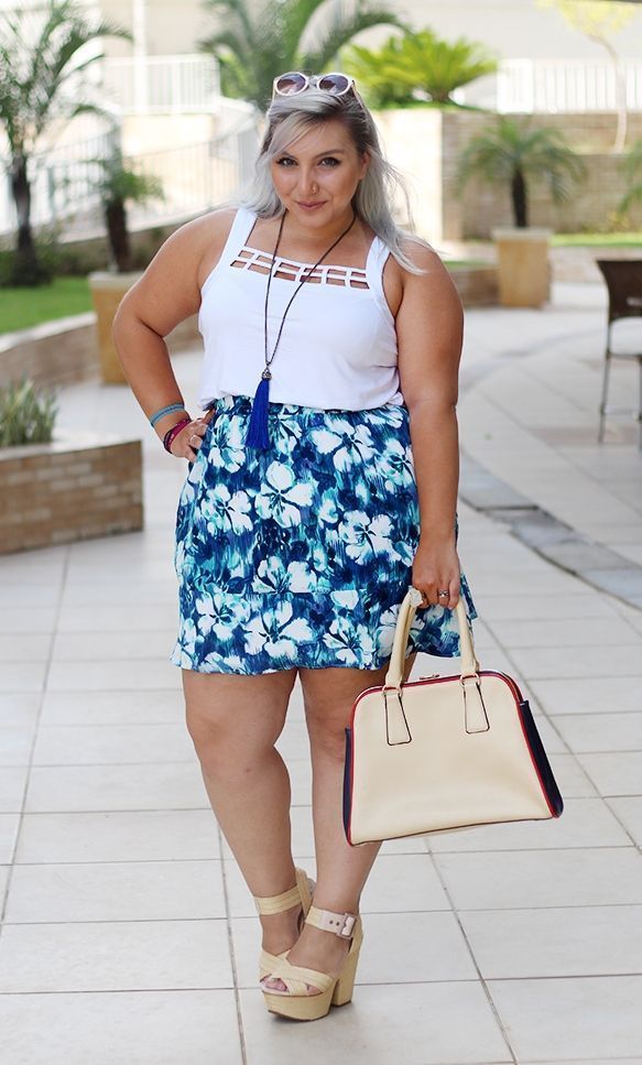 Foto: Reprodução / <a href="http://juromano.com/looks/regata-plus-size-e-saia-estampada" target="_blank">Ju Romano</a>