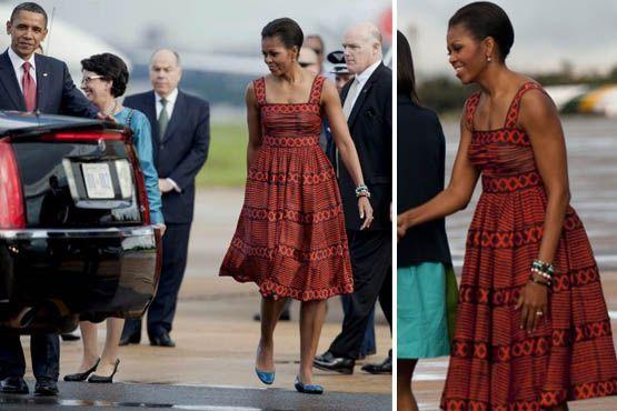 Ao desembarcar em Brasília, a primeira dama norte-americana usava um vestido vermelho estampado de alças grossas