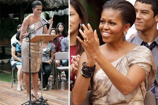Mais tarde, Michelle dispensou o blazer e revelou o charmoso decote de um ombro só do vestido