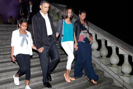 Acompanhada da família, Michelle visitou o monumento no Morro do Corcovado usando um look despojado com calça comprida