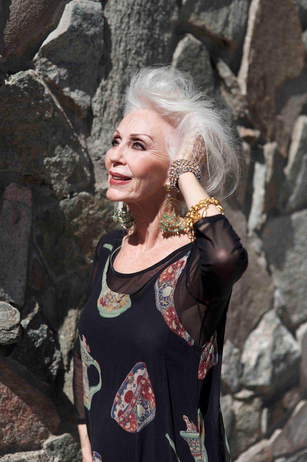 Foto: Reprodução / <a href="http://advancedstyle.blogspot.com.br/2013/07/grey-is-new-black.html" target="_blank"> Advanced Style </a>