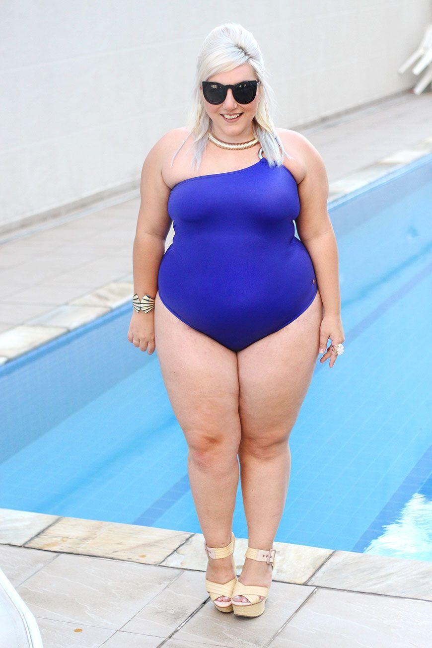 Foto: Reprodução / <a href="http://juromano.com/looks/maio-e-saida-de-banho-plus-size-para-arrasar-no-verao" target="_blank">Ju Romano</a>