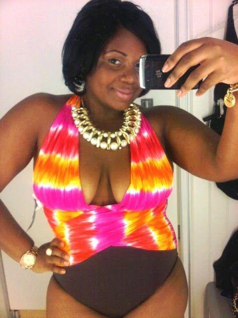 Foto: Reprodução / <a href="http://www.curvenvy.com/2011/07/swimsuit-shopping-big-girl-style.html" target="_blank">Curve Envy</a>