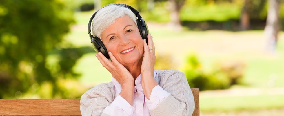Se sua mãe gosta de música, esse presente é ideal para ela. Escolha algumas músicas dos cantores e bandas favoritos dela e grave em um pen drive, mp3 player, CD ou no computador dela.