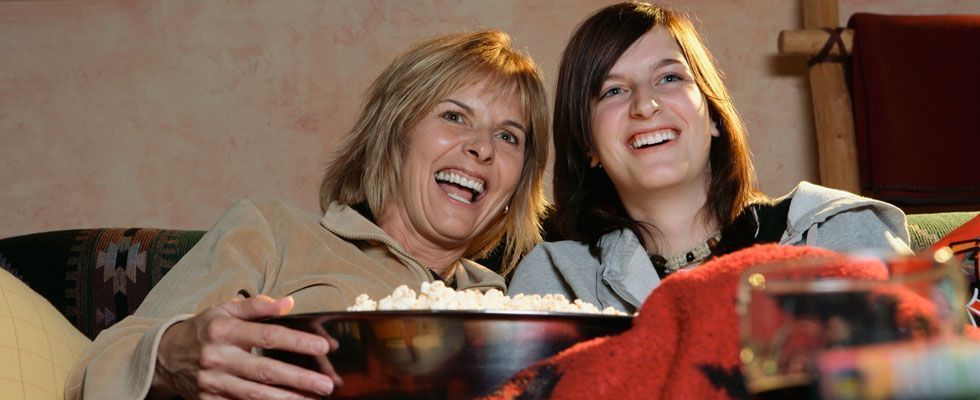 Escolha um título que a agrade, prepare a pipoca e o sofázinho e aproveite um filminho com a sua mãe nesta data especial. Se preferirem, peguem um cinema e comemorem o dia das mães com o inigualável cheirinho de pipoca de cinema.