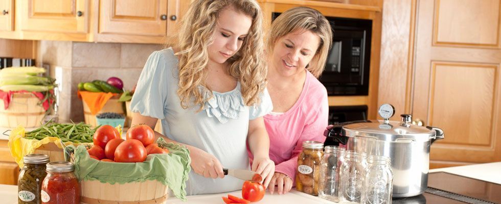 Aproveite o dia das mães para dar uma folga para ela na cozinha, se ela costuma cozinhar em casa. Ou ainda, aproveite para cozinhar com ela e passar um tempo juntas e se divertirem.