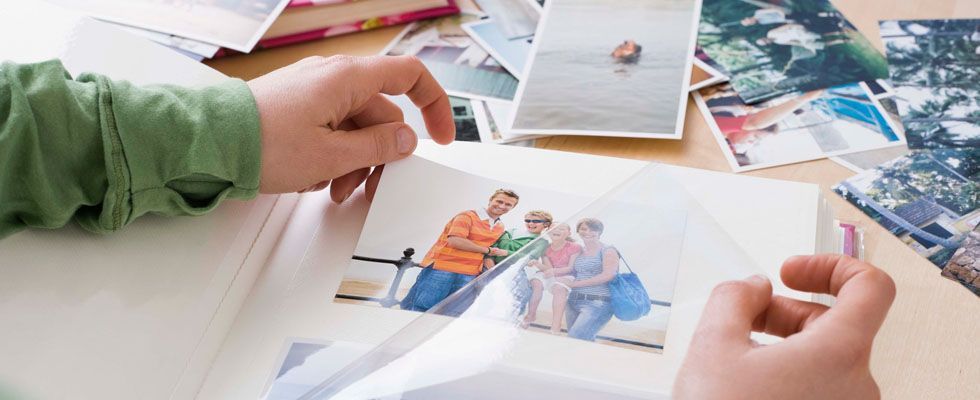 Outra opção para surpreendê-la é criar um álbum especial com fotos de vocês ou até mesmo fazer um quadro com montagens de fotos em momentos especiais. Este é outro presente que é simples, mas que significa muito.
