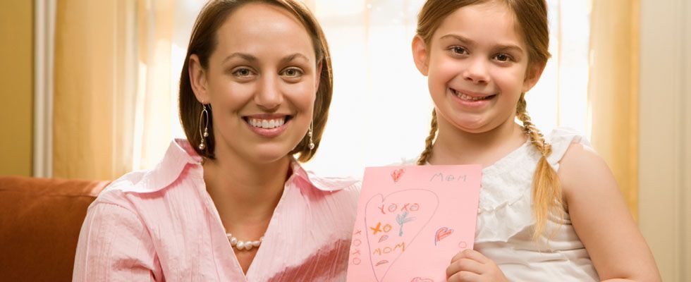 Por que não escrever palavras com carinho e amor em um belo cartão e entregar a ela nesta data? Com certeza sua mãe ficará tocada com o seu gesto, principalmente se você não tem costume de expressar seus sentimentos a ela com frequência.