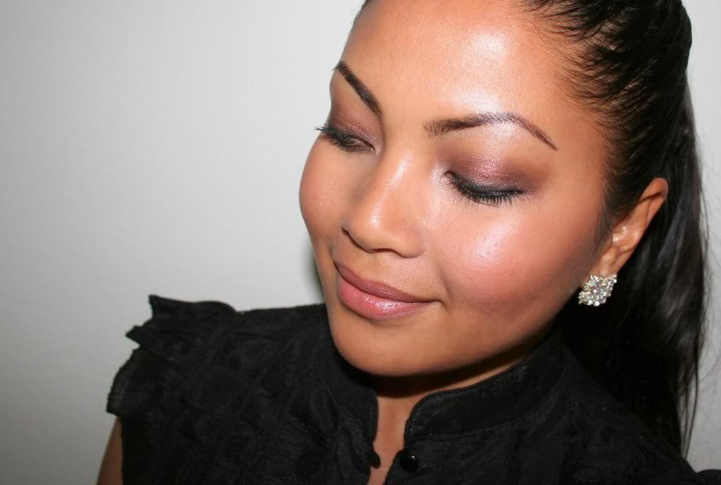 Foto: Reprodução / <a href="http://www.clothedmuch.com/2013/07/work-appropriate-makeup-tutorial-by.html#.VMbs2SvF8ng" target="_blank">Clothed Much</a>