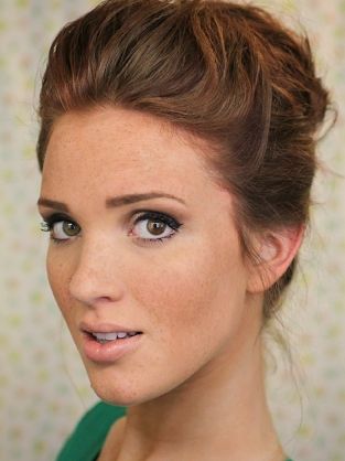 Foto: Reprodução / <a href="http://www.freckled-fox.com/2013/07/hair-tutorial-bouffant-bun.html" target="_blank"></a>