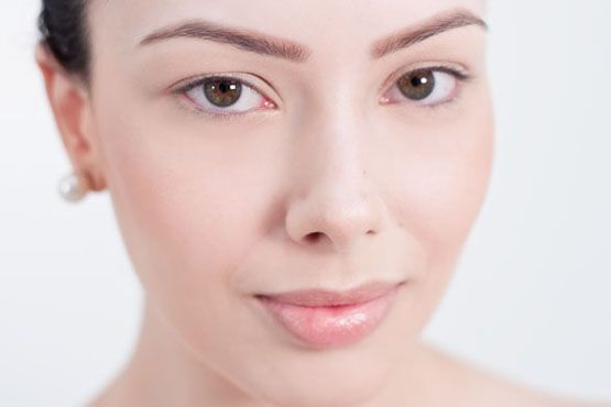 Base e corretivo Kryolan; pó e blush MAC