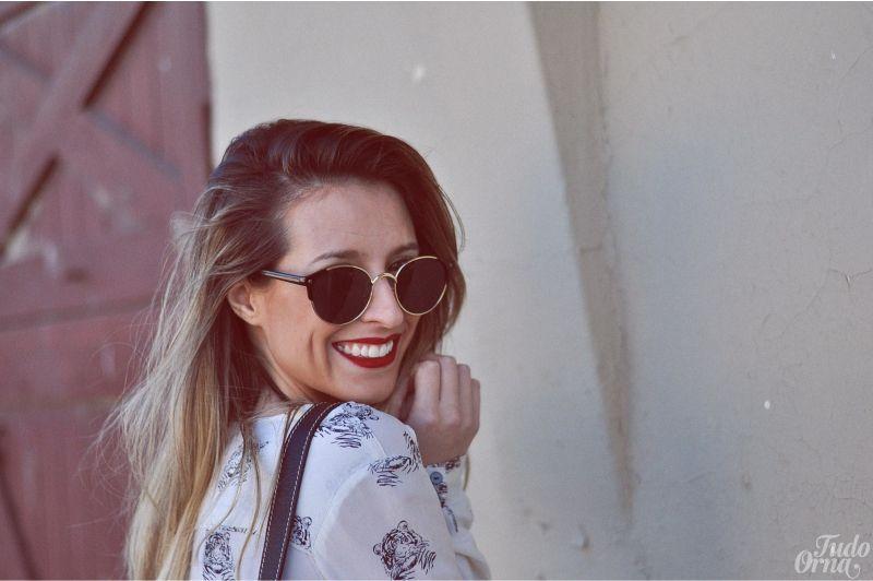 Foto: Reprodução / <a href="http://www.tudoorna.com/2014/08/08/saia-lapis-e-camisa/" target="_blank">Tudo Orna</a>