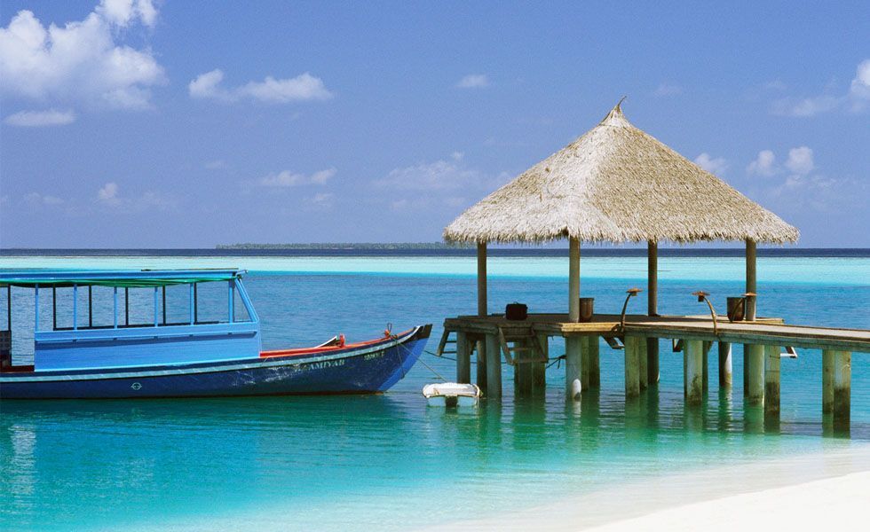 <p>Se você procura um destino paradisíaco para descansar durante a sua <strong>lua de mel</strong>, <strong>Aruba</strong> é a escolha perfeita. O lugar é composto por faixas de areia branca e um imenso mar azul cristalino localizado no sul do Caribe. Uma das vantagens de Aruba é a localização, pois se encontra fora da rota dos furacões, portanto você pode planejar a sua viagem tranquilamente em todas as épocas do ano. É mais vantajoso escolher uma época fora da alta temporada - de dezembro a abril - onde os preços são mais acessíveis.</p>
<p> O lugar é composto por uma programação que atende todos os gostos. Para o dia aproveite os passeios de barco, submarino e 4x4. Durante a noite desfrute de um jantar
à dois em um dos diversos restaurantes do local, e não deixe de passear pelo centrinho da capital que tem uma arquitetura linda, com um pequeno comércio para fazer algumas compras. Termine sua noite se divertindo em dos cassinos na cidade. </p>