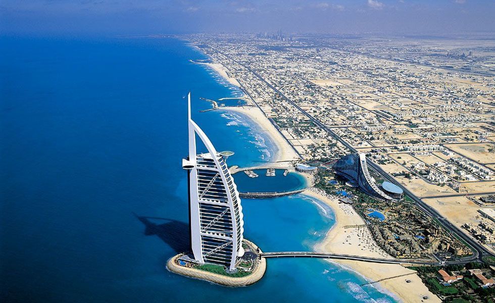 <p>Um dos sete emirados e a cidade mais populosa dos Emirados Árabes Unidos, <strong>Dubai</strong> é um dos mais concorridos destinos turísticos do Oriente Médio. A modernidade vem à tona com muito luxo, exuberância e arquitetura futurista. Brilhantes arranha-céus, inclusive o prédio mais alto do mundo, além do maior shopping do mundo, com grifes internacionais entre outras atrações. Tudo isso ao lado de muita tradição, história e cultura.</p>
<p>Um dos principais pontos turísticos da cidade é o Creek Side Park, um jardim botânico que une uma visão única da natureza aliada à tecnologia. Quem visita a cidade também não pode deixar de conhecer e fotografar de perto o Burj Al Arab, o hotel mais alto do mundo com 321 metros de altura. Para quem adora fazer compras, o Burjuman é uma ótima opção pois é onde se concentram a maioria das marcas internacionais. </p>
<p>Desfrute das comidas típicas asiáticas em um dos mais nobres e conceituados restaurantes do lugar, o Ashiana. E para quem prefere frutos do mar, vale a pena aproveitar uma noite para jantar no Pierchic. </p>