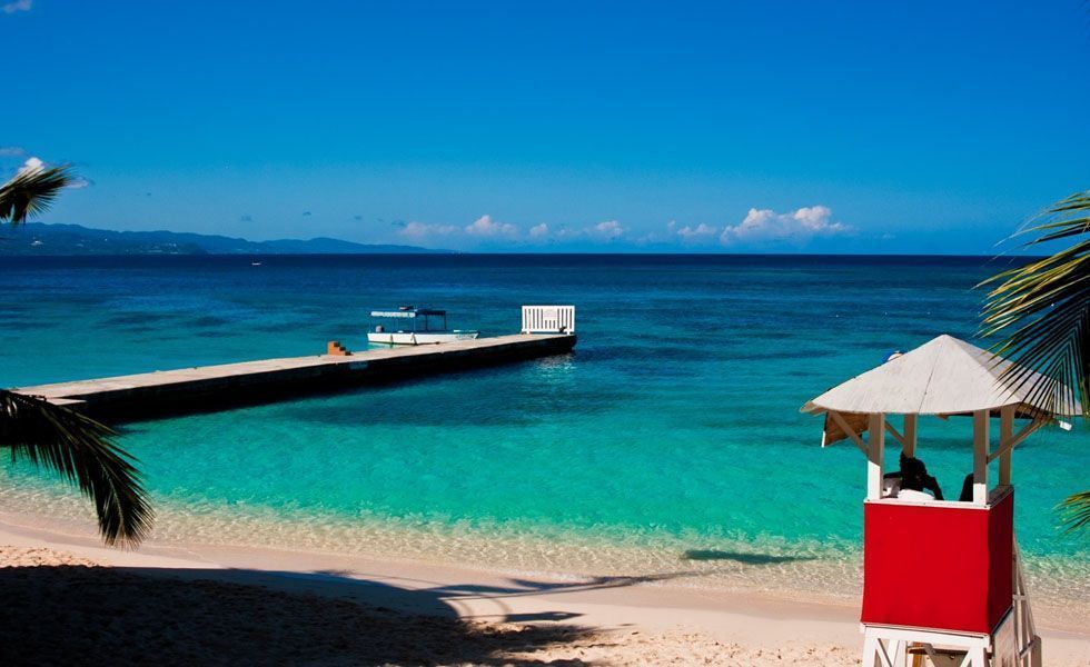 <p> Uma lua-de-mel na <strong>Jamaica</strong> promete deixar qualquer casal recém-casado satisfeito. O destino é famoso por suas belas praias de águas cristalinas e areias brancas, além de uma cultura muito rica. A música e a culinária jamaicana agradam a maioria dos brasileiros, porém é necessário um cuidado especial com a pimenta, tempero típico do lugar. Kingston, Negril, Ocho Rios e Montego Bay são as principais cidades da ilha e possuem atrações e histórias únicas, assim como os resorts e as praias que as cercam.</p>
<p>Uma das vantagens da ilha é que ela fica a apenas uma hora e meia de Miami, portanto é bem fácil chegar até o local. Para as compras escolha a feira de Ocho Rios, uma espécie de shopping dutyfree com uma arquitetura que lembra uma réplica do Taj Mahal. Evite marcar sua viagem entre os meses de agosto a novembro, pois nessa época aumentam os riscos de furacões.</p>