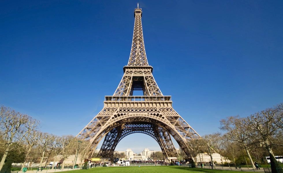 <p>A capital da França é considerada uma das cidades mais charmosas do mundo, e não é por acaso que ela ocupa esse posto. Para os recém-casados, Paris é uma opção de viagem que une o lazer, a cultura e o romantismo. Durante um passeio em Paris, o turista mergulha na história e nas conquistas de Napoleão, inclusive gravadas no Arco do Triunfo, um dos cartões postais da "cidade da luz". A Torre Eiffel contrasta com a Catedral de Notre Dame, símbolo de fé e religiosidade.</p>
<p> A cultura e a história da cidade podem ser vistas também no Museu Rodin e no Louvre. A parte gastronômica da França é igualmente enorme. Visite o bistrô histórico Cremeriè Restaurant Polidor e desfrute do melhor da culinária francesa em um lugar aconchegante e romântico.</p>
<p> Para comprar a Galeries Lafayette – famosa loja de departamento francesa – é uma excelente opção. Lá você encontra produtos de beleza, roupas e acessórios.</p>
<p> A melhor época para viajar para Paris é entre os meses de julho a outubro, onde o clima é agradável. Nas férias de final de ano você corre o risco de não aproveitar tudo que a cidade tem a oferecer devido às baixas temperaturas. </p>