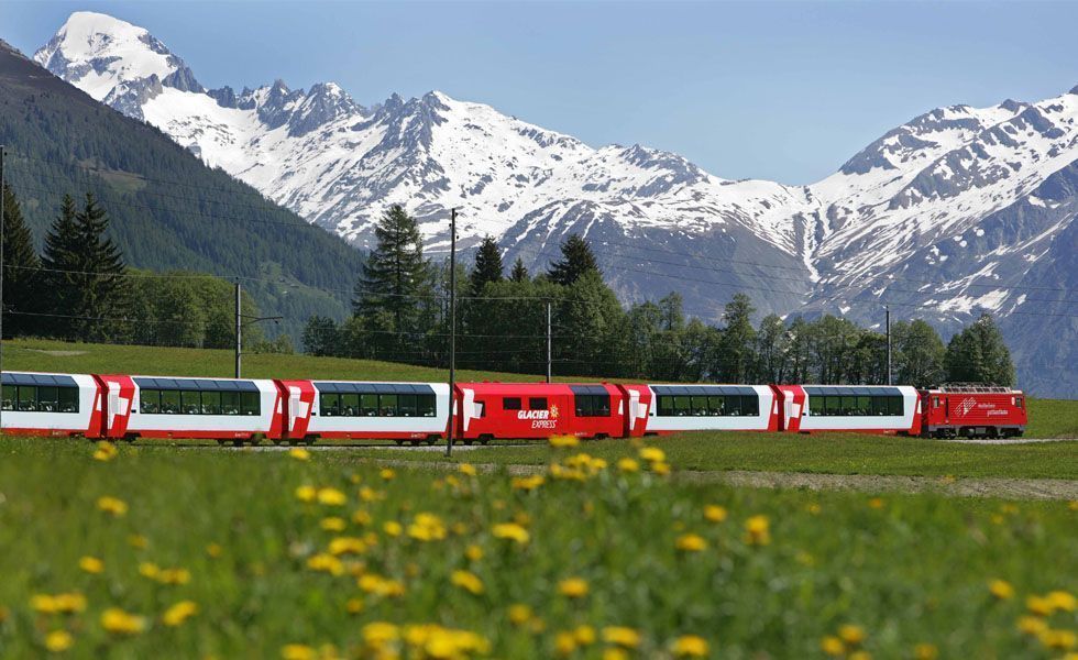 <p>A <strong>Suíça</strong> se destaca pelos seus famosos Alpes e lagos belíssimos. Esta combinação de montanhas e águas azuis produz algumas das paisagens mais fenomenais do mundo. A Suíça é um dos destinos mais procurados pelos recém-casados que preferem as montanhas e o frio para aproveitar a lua-de-mel. A melhor época para desfrutar da neve vai de dezembro a março.</p>
<p> Um passeio às cidades de Zurique, Lugano, Genebra, Interlaken, a cidade alpina de St. Moritz, além do passeio de trem no Glacier Express, estão entre os principais programas para os recém-casados na Suíça. Aproveite a noite para um jantar romântico e não deixe de provar os chocolates suíços. Apesar de não ser tão barato, as cidades na Suíça dispõem de ótimos centros para fazer compras. </p>