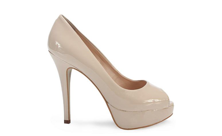 Sapato peep toe Ferrette por R$169,99 na <a href="http://www.anita.com.br/produto/Peep-Toe-Ferrette-AREIA-92110?atributo=173:AREIA" target="blank_">Anita</a>